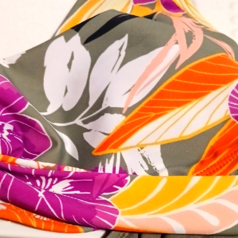 Gorgeous! Time and Tru Tropical Floral Bikini Top ๐บ New ๐บ - Picture 8 of 8